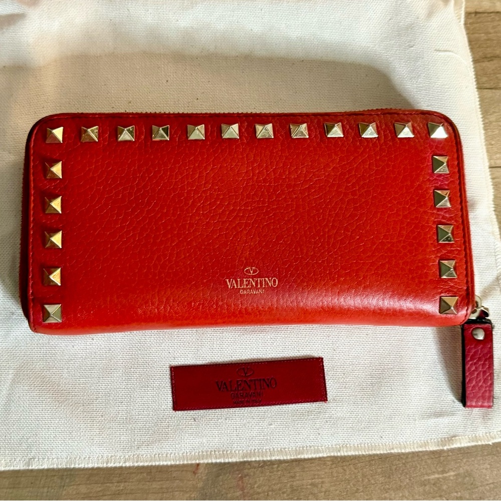 Valentino Garavani Red Pebbled Leather Rockstud Zip Around Continental Wallet - Picture 3 of 13